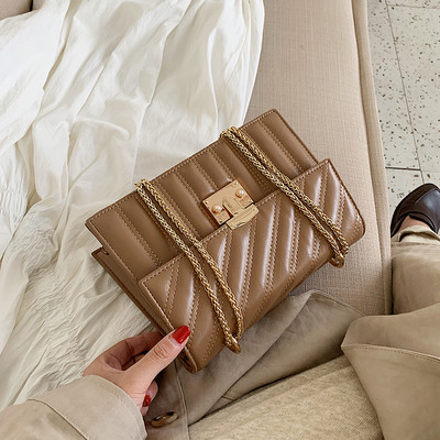 Κομψή γυναικείατσάντα με μεταλλική στερέωση και αλυσίδα σε διάφορα χρώματα