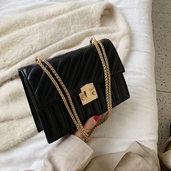 Κομψή  γυναικείατσάντα με μεταλλική στερέωση και αλυσίδα σε διάφορα χρώματα