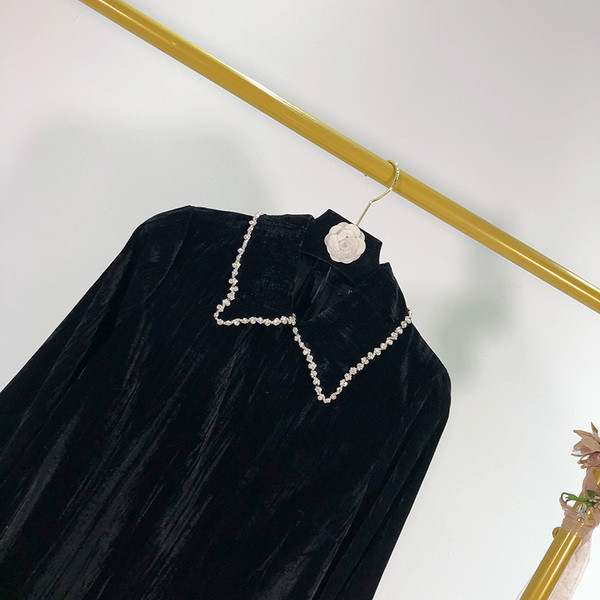 Női bársonyruha fekete színben, klasszikus gallérral