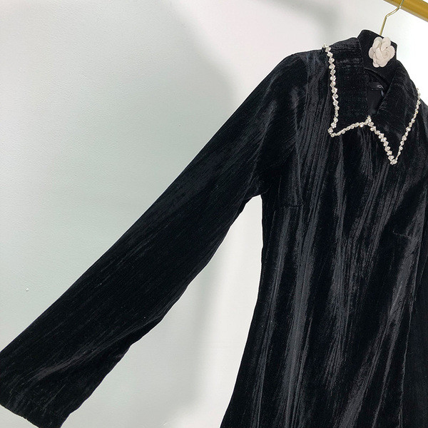 Női bársonyruha fekete színben, klasszikus gallérral