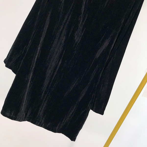 Női bársonyruha fekete színben, klasszikus gallérral