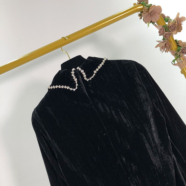 Női bársonyruha fekete színben, klasszikus gallérral