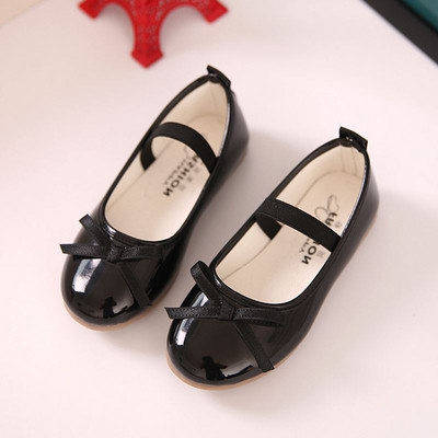 Παιδικά λουστρίν παπούτσια με κορδέλα σε μαύρο, ροζ και κόκκινο χρώμα