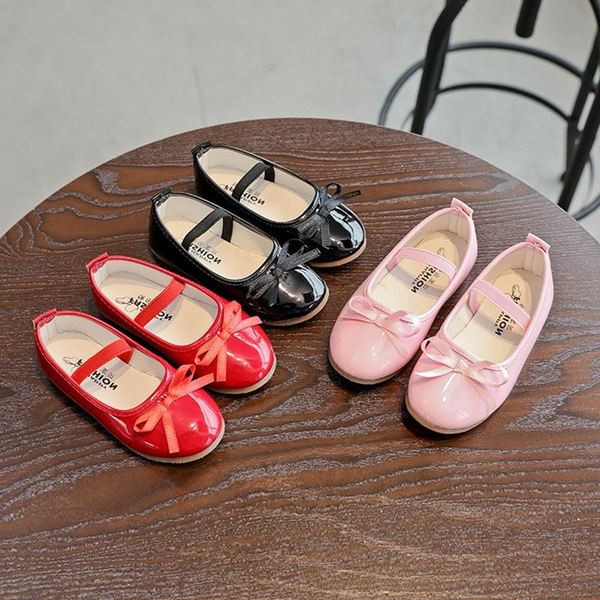 Παιδικά λουστρίν παπούτσια με κορδέλα σε μαύρο, ροζ και κόκκινο χρώμα