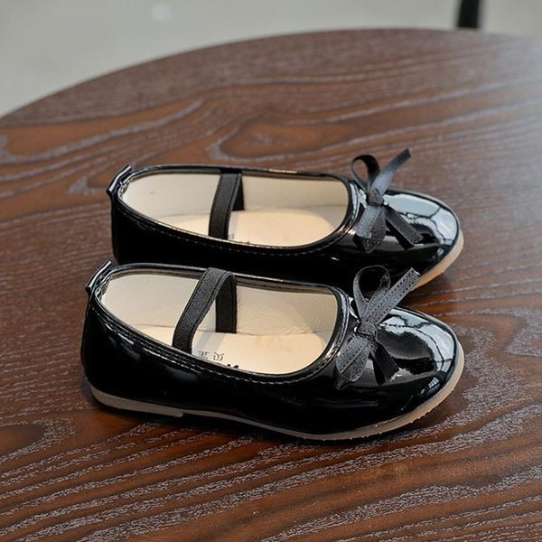 Παιδικά λουστρίν παπούτσια με κορδέλα σε μαύρο, ροζ και κόκκινο χρώμα