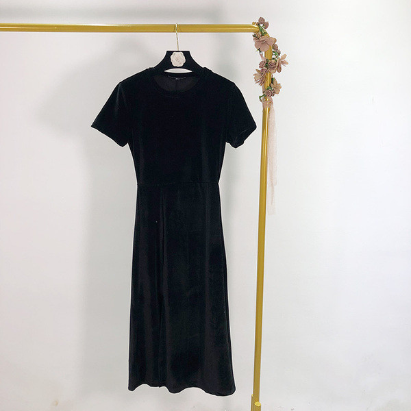 Női bársonyruha lila, szürke és fekete szabású modellben