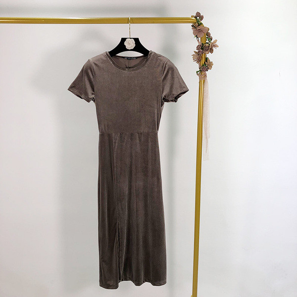 Női bársonyruha lila, szürke és fekete szabású modellben