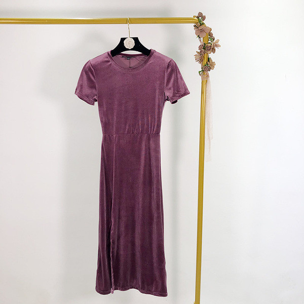 Női bársonyruha lila, szürke és fekete szabású modellben