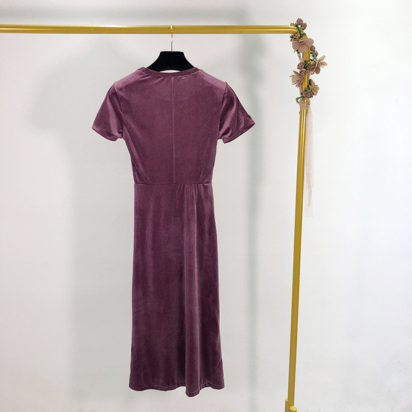 Női bársonyruha lila, szürke és fekete szabású modellben