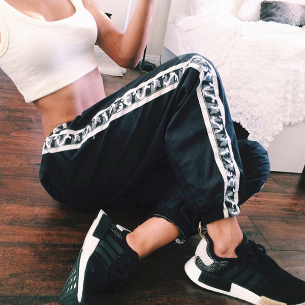 Divatos női nadrág fehér szegéllyel, magas derékkal, fekete színben