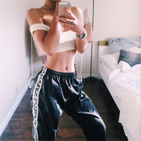 Divatos női nadrág fehér szegéllyel, magas derékkal, fekete színben