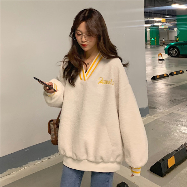 Lezser női puha blúz - széles modell spitz nyakkivágással