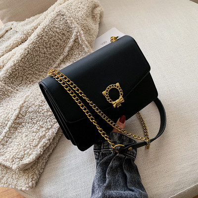 Stílusos kézitáska fém elemekkel több színben