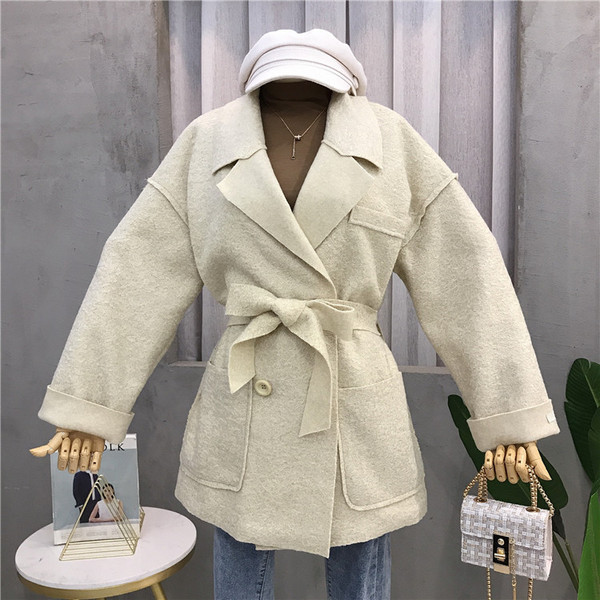 Stílusos női kabát zsebekkel és övvel négy színben