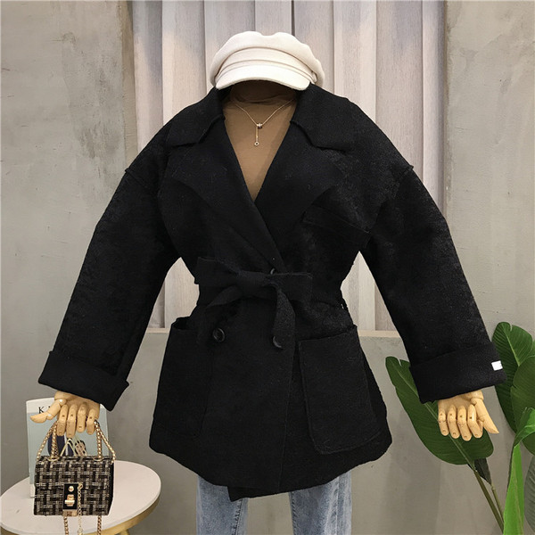 Stílusos női kabát zsebekkel és övvel négy színben