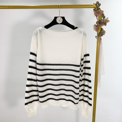 Pulover lung cu dungi în două culori cu decolteu barcă