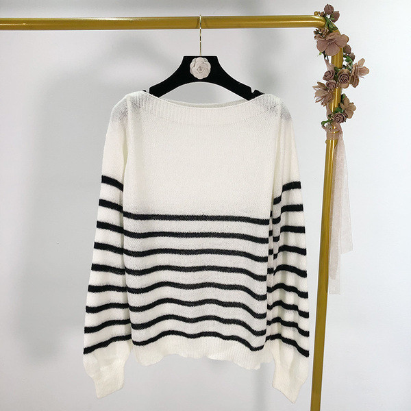 Pulover lung cu dungi în două culori cu decolteu barcă