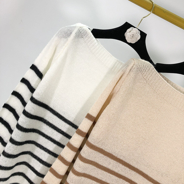 Pulover lung cu dungi în două culori cu decolteu barcă