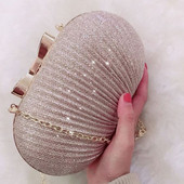 Elegáns kézitáska / kuplung hosszú fém vállfogantyúval