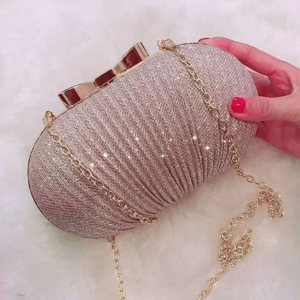 Elegáns kézitáska / kuplung hosszú fém vállfogantyúval