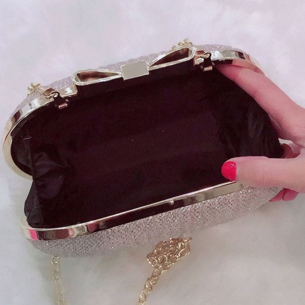 Elegáns kézitáska / kuplung hosszú fém vállfogantyúval