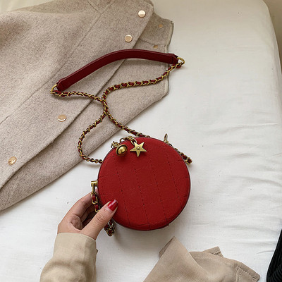 Kerek női táska hosszú füllel, fém elemekkel, különböző színekben