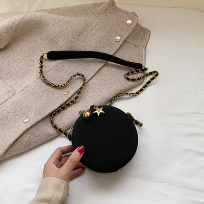 Kerek női táska hosszú füllel, fém elemekkel, különböző színekben