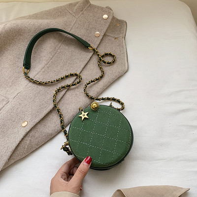 Kerek női táska hosszú füllel, fém elemekkel, különböző színekben