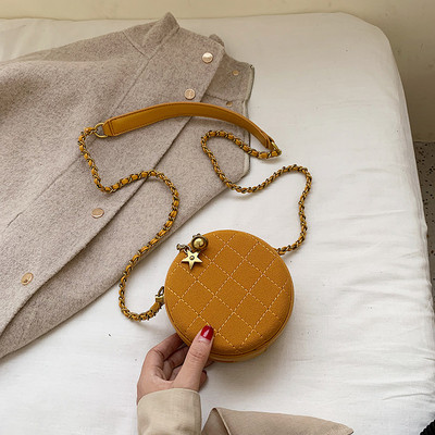 Kerek női táska hosszú füllel, fém elemekkel, különböző színekben