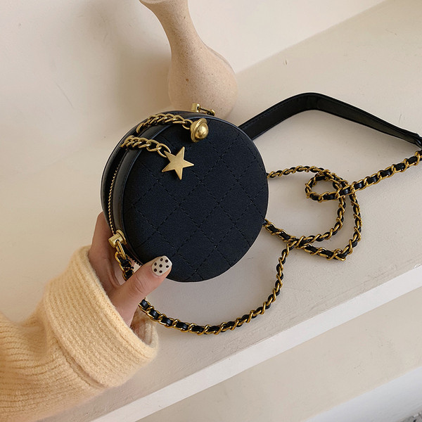 Kerek női táska hosszú füllel, fém elemekkel, különböző színekben