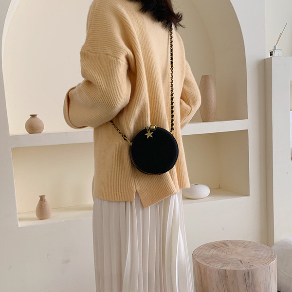 Kerek női táska hosszú füllel, fém elemekkel, különböző színekben