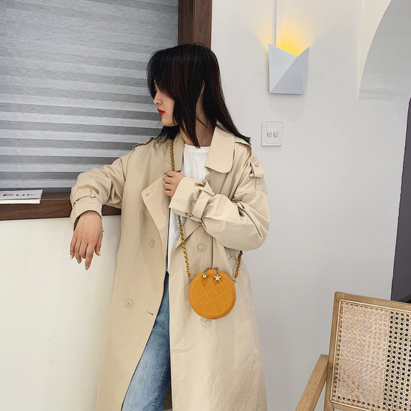 Kerek női táska hosszú füllel, fém elemekkel, különböző színekben