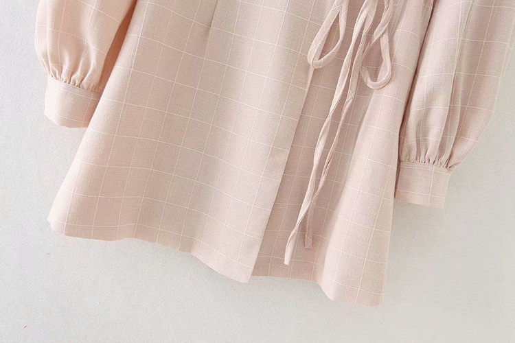 Női ruha mély nyakkivágással és rózsaszín nyakkendővel