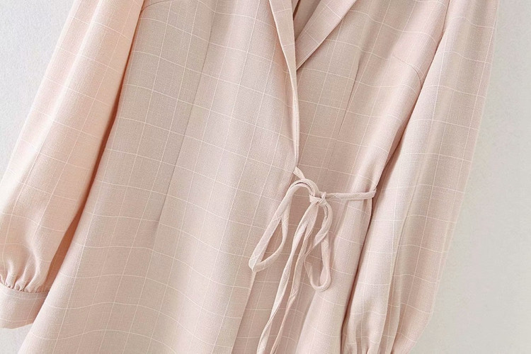 Női ruha mély nyakkivágással és rózsaszín nyakkendővel