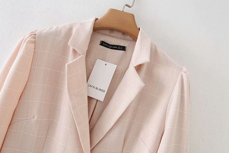 Női ruha mély nyakkivágással és rózsaszín nyakkendővel