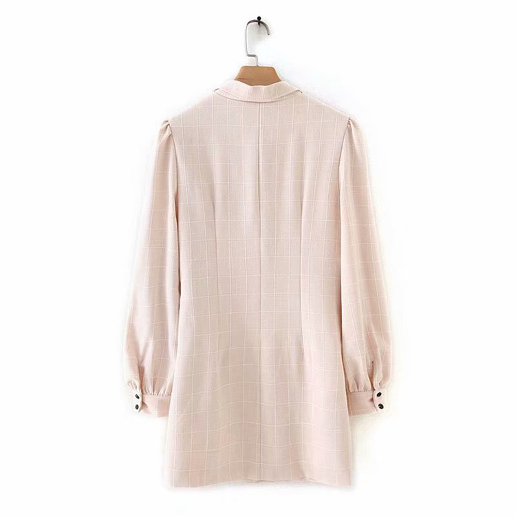 Női ruha mély nyakkivágással és rózsaszín nyakkendővel