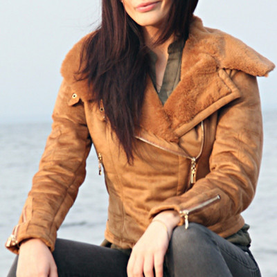 Μοντέρνο γυναικείο μπουφάν με μαλακή επένδυση και φερμουάρ σε καφέ χρώμα