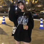 Női blúz széles modell fekete és piros színben, rátéttel