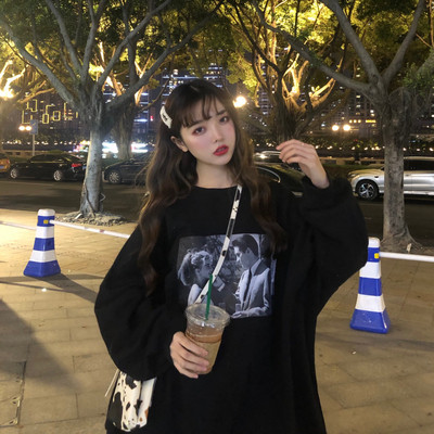 Női blúz széles modell fekete és piros színben, rátéttel