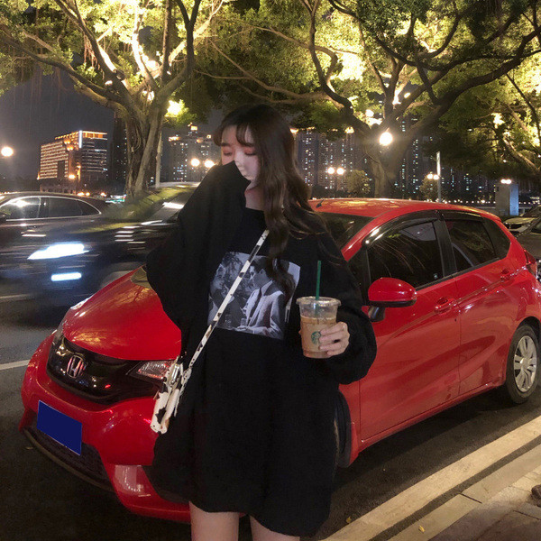 Női blúz széles modell fekete és piros színben, rátéttel