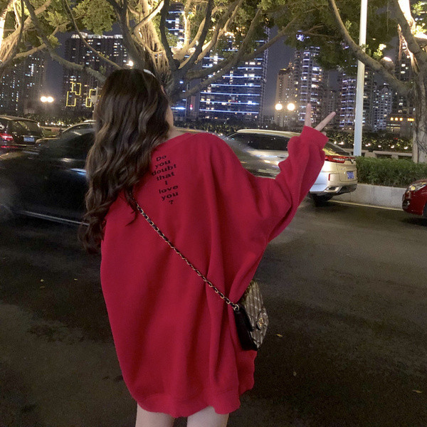 Női blúz széles modell fekete és piros színben, rátéttel