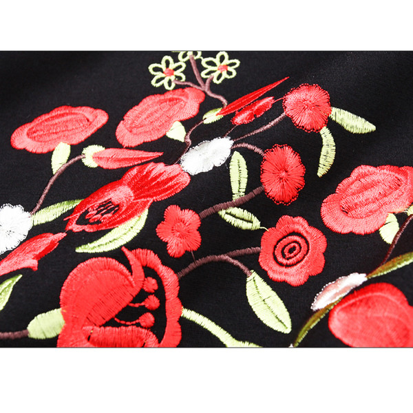 Új modell modern női ruha spitz nyakkivágással és hímzéssel - fekete szabású modell