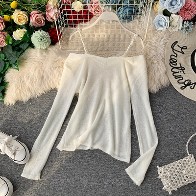 Modern női blúz csupasz váll és fekete-fehér gyöngyökkel