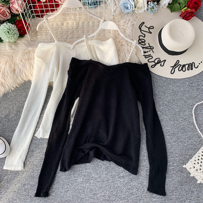 Modern női blúz csupasz váll és fekete-fehér gyöngyökkel