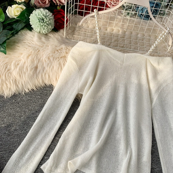 Modern női blúz csupasz váll és fekete-fehér gyöngyökkel