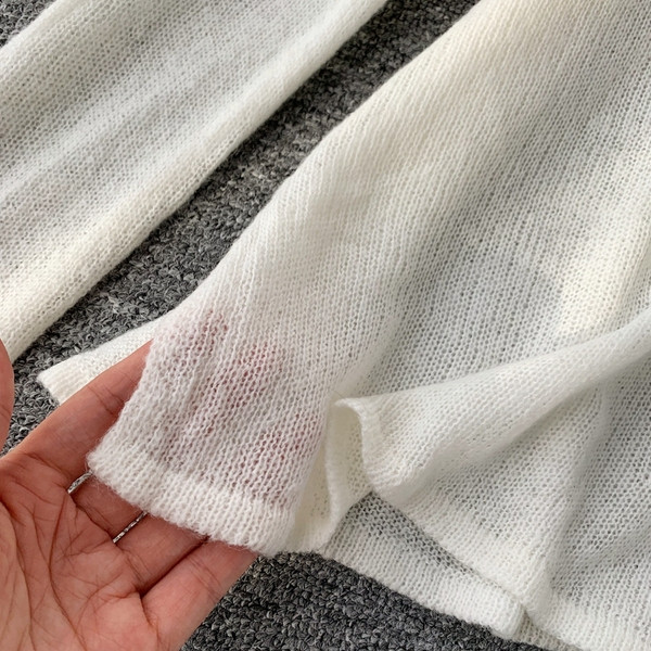 Modern női blúz csupasz váll és fekete-fehér gyöngyökkel