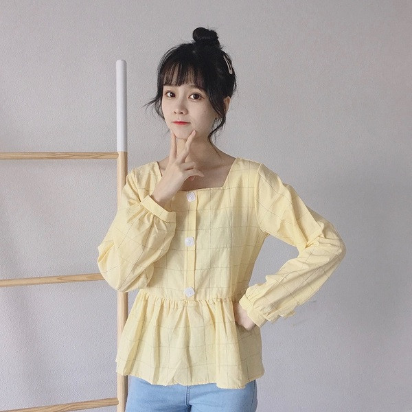 Női alkalmi blúz sárga-fehér színben, négyzet alakú nyakkivágással