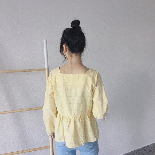 Női alkalmi blúz sárga-fehér színben, négyzet alakú nyakkivágással