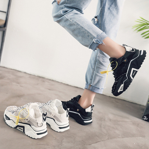 Aktuális női tornacipő magas durva talppal, fehér és fekete színben