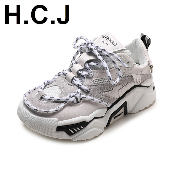 Aktuális női tornacipő magas durva talppal, fehér és fekete színben